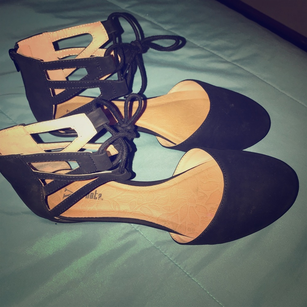 Flats with tie on ankle